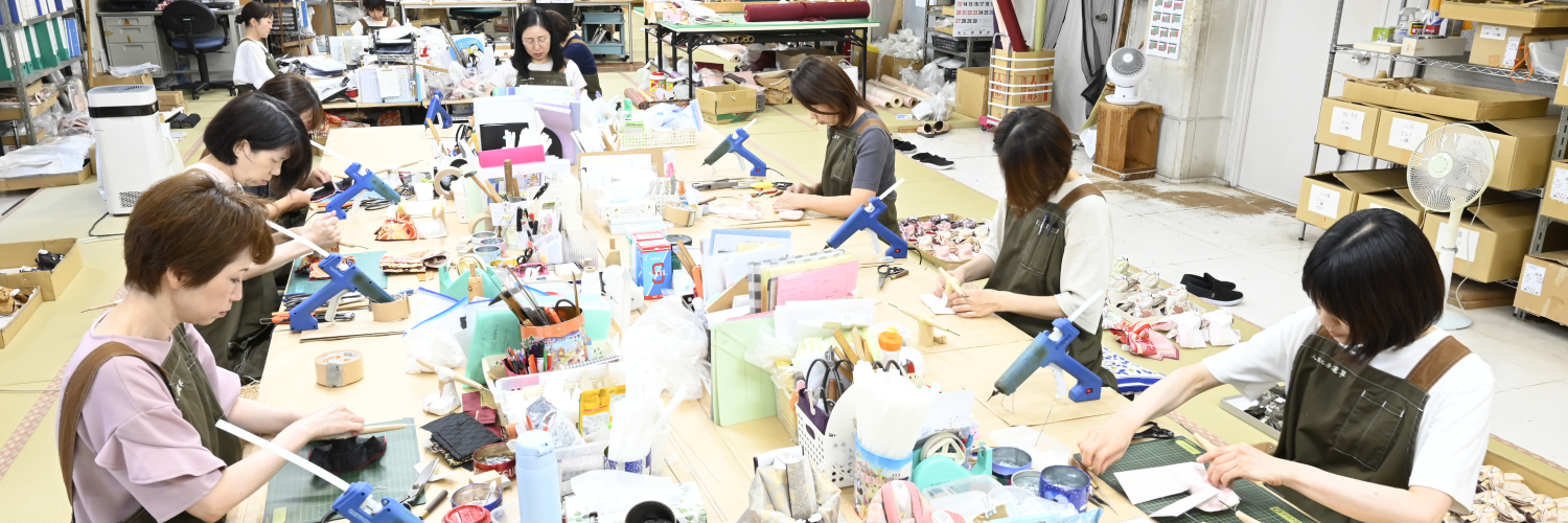 工房で人形を制作する様子
